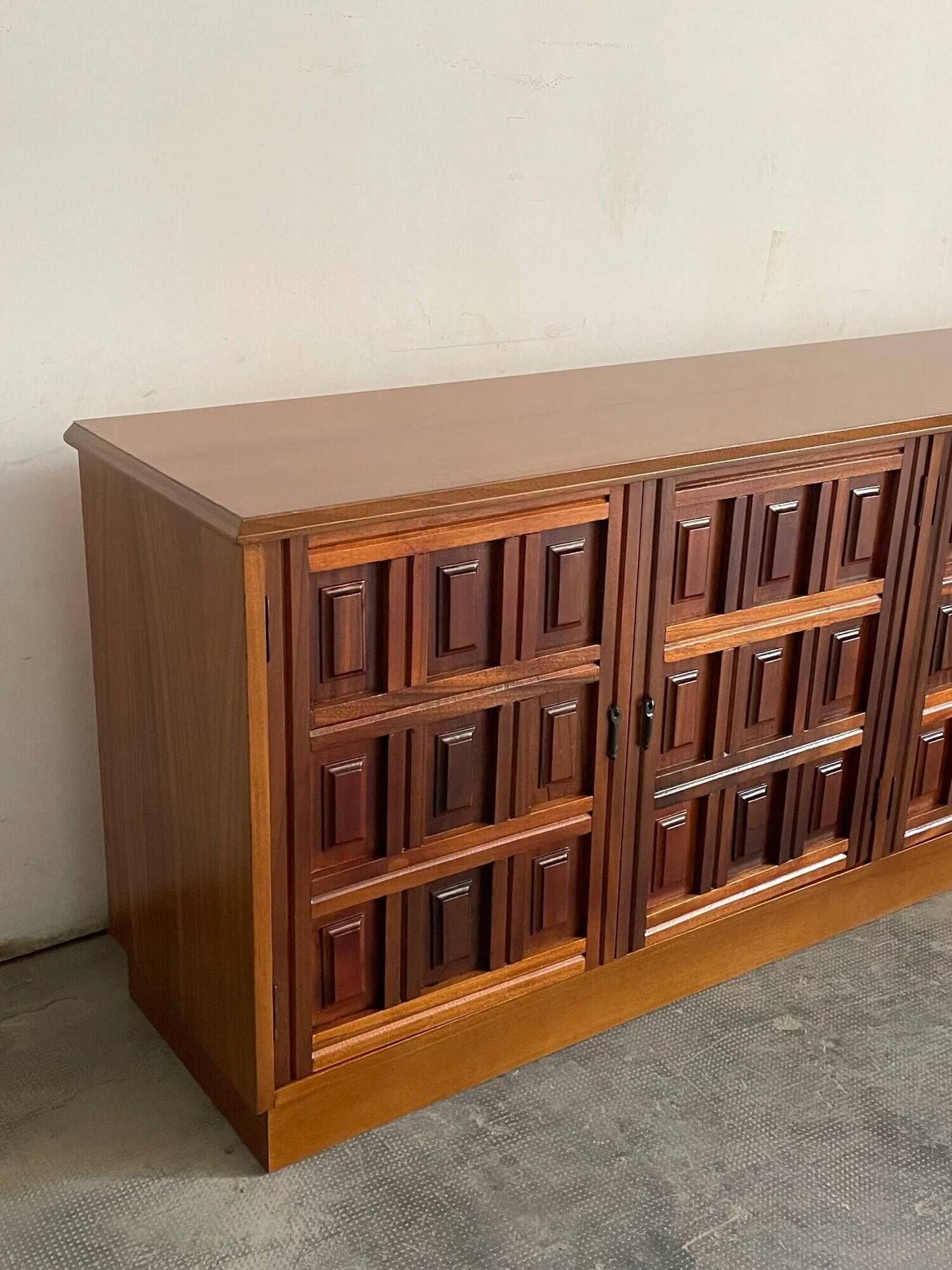 Buffet brutaliste espagnol