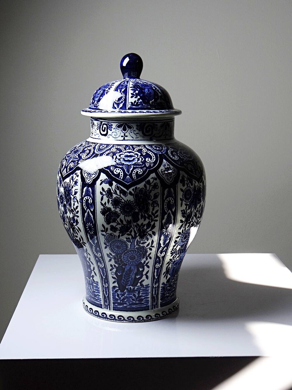 Large covered vase Boch Holland Royal Sphinx in Delft blue earthenware.