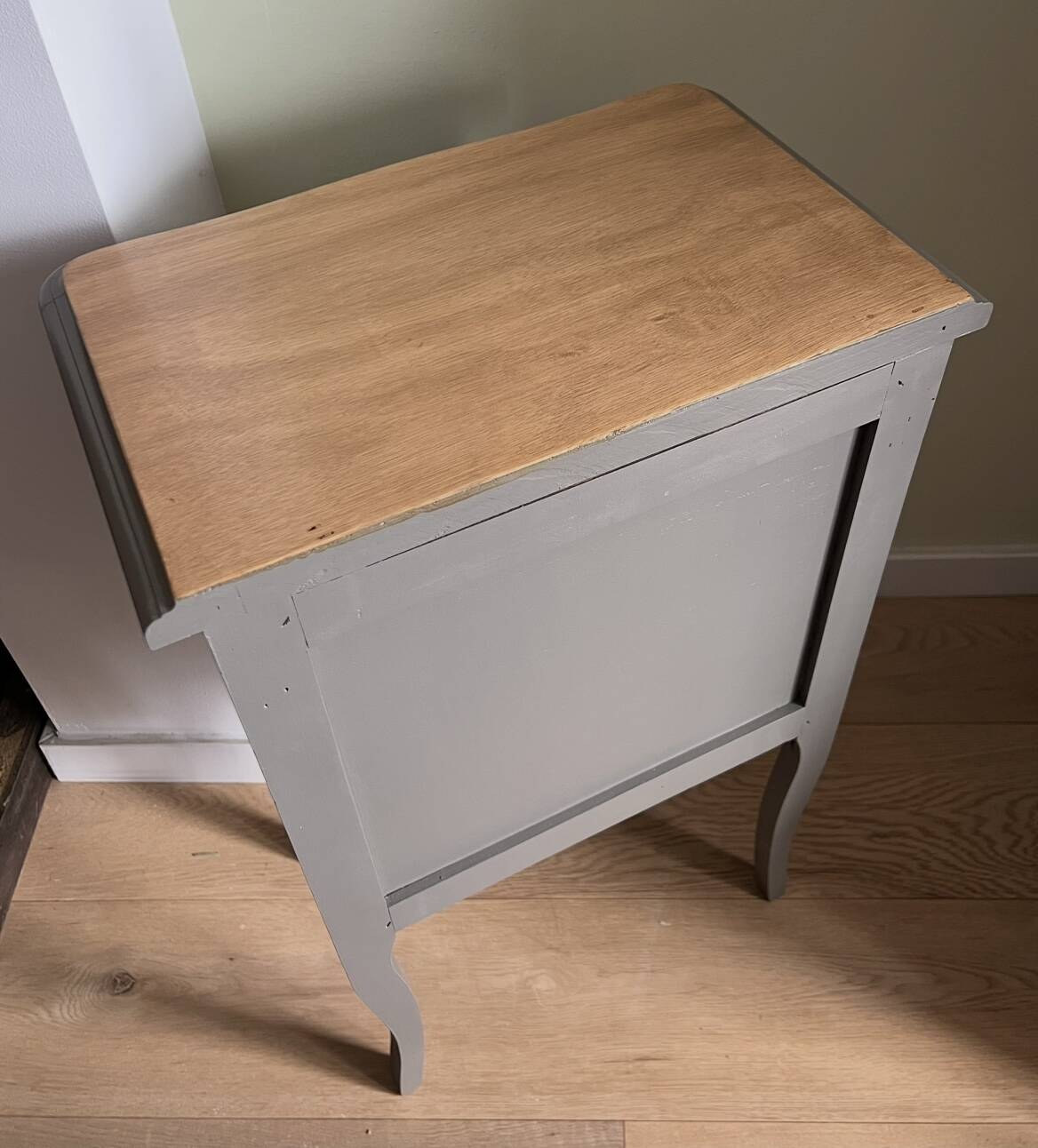 Petite table d'appoint unique en bois rénovée - style campagne chic