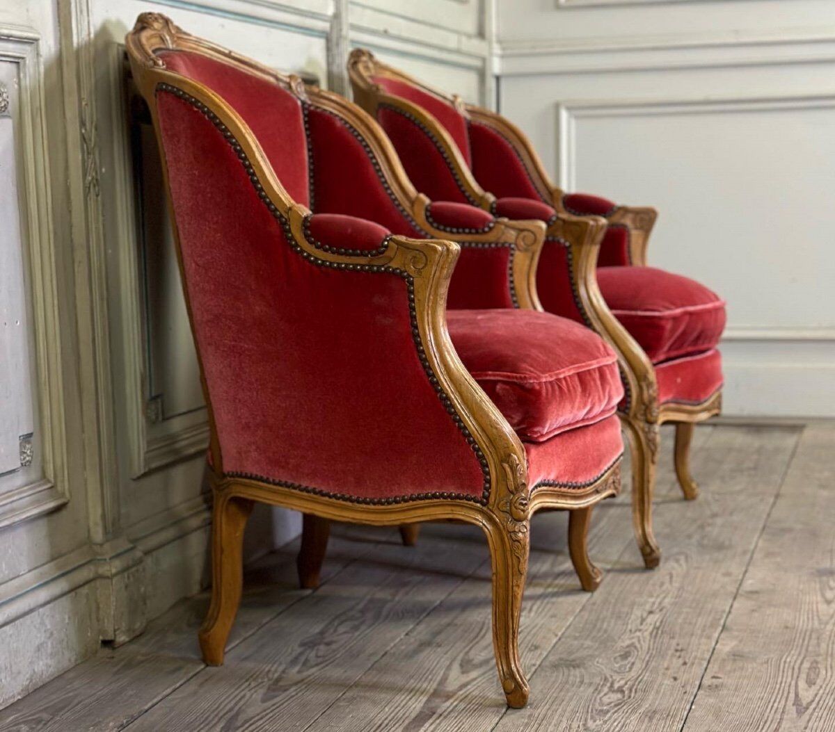 Paire de bergères en bois sculpté de style Louis XV