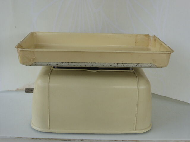 Beige vintage 1950 testut scale