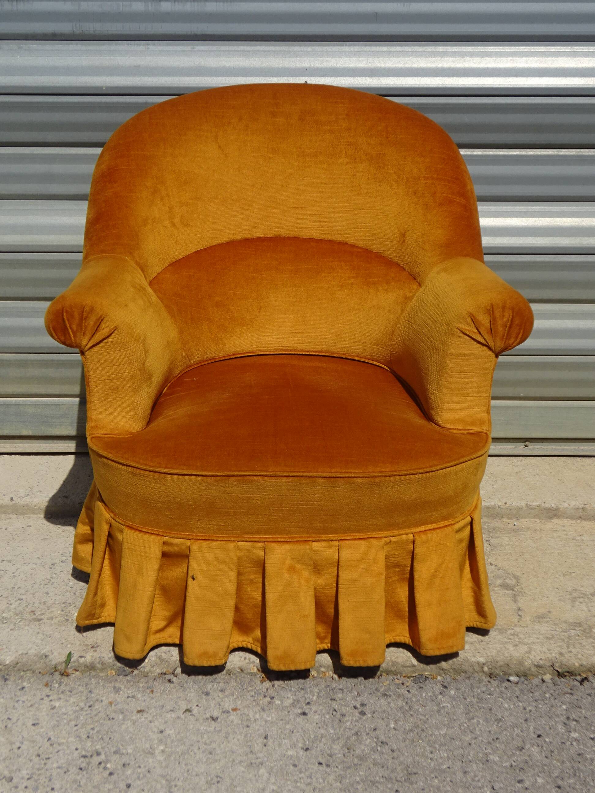 Fauteuil crapaud en velours jaune