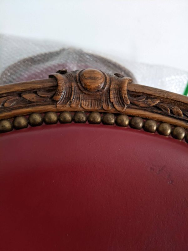 Lot de Chaises Style Louis XV Cabriolet – Bois Sculpté & Cuir Bordeaux