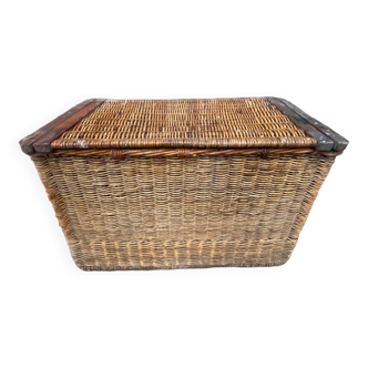 Wicker storage chest/trunk