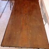 Table artisanale réalisée à base de matériaux anciens