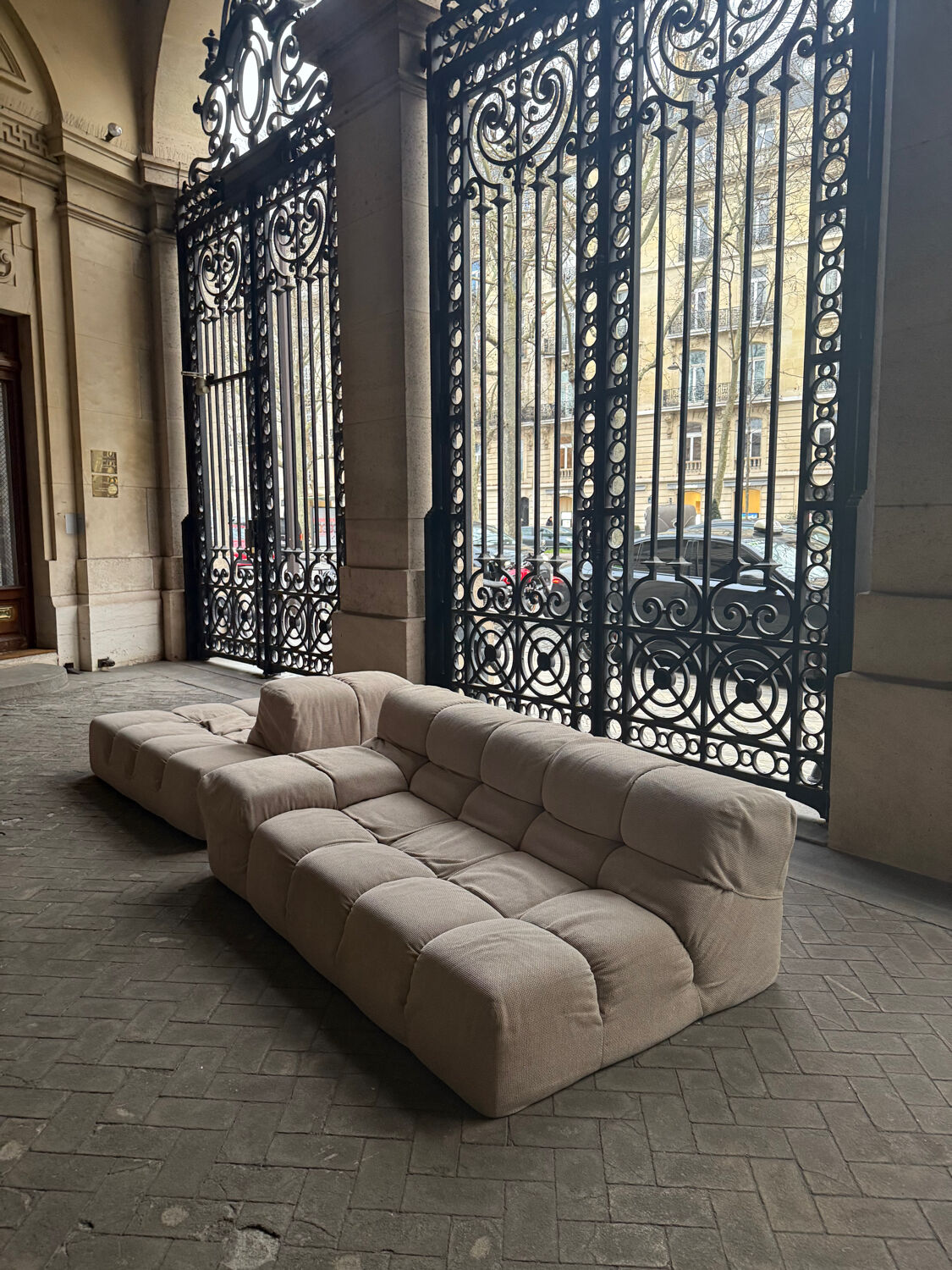 Tufty-Time sofa with chaise longue - beige