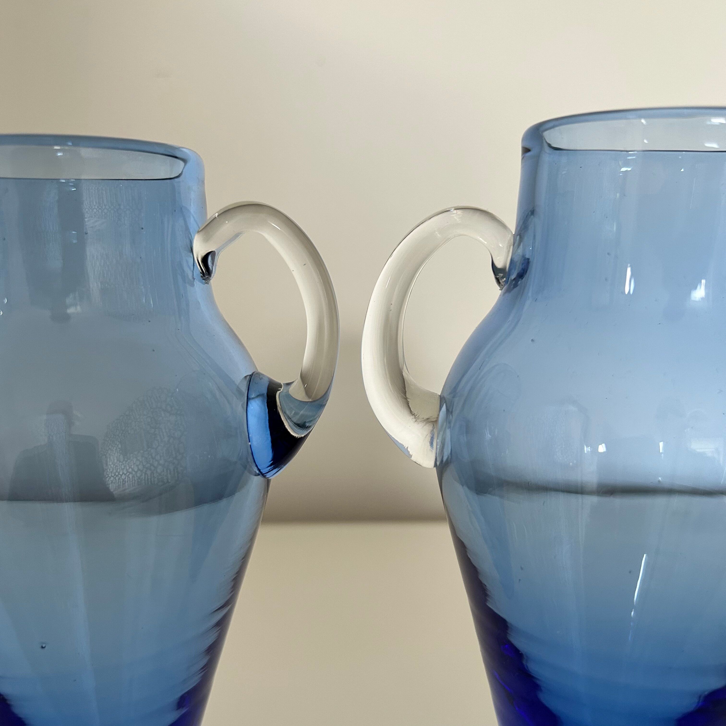 Paire de vases en verre bleu glacier
