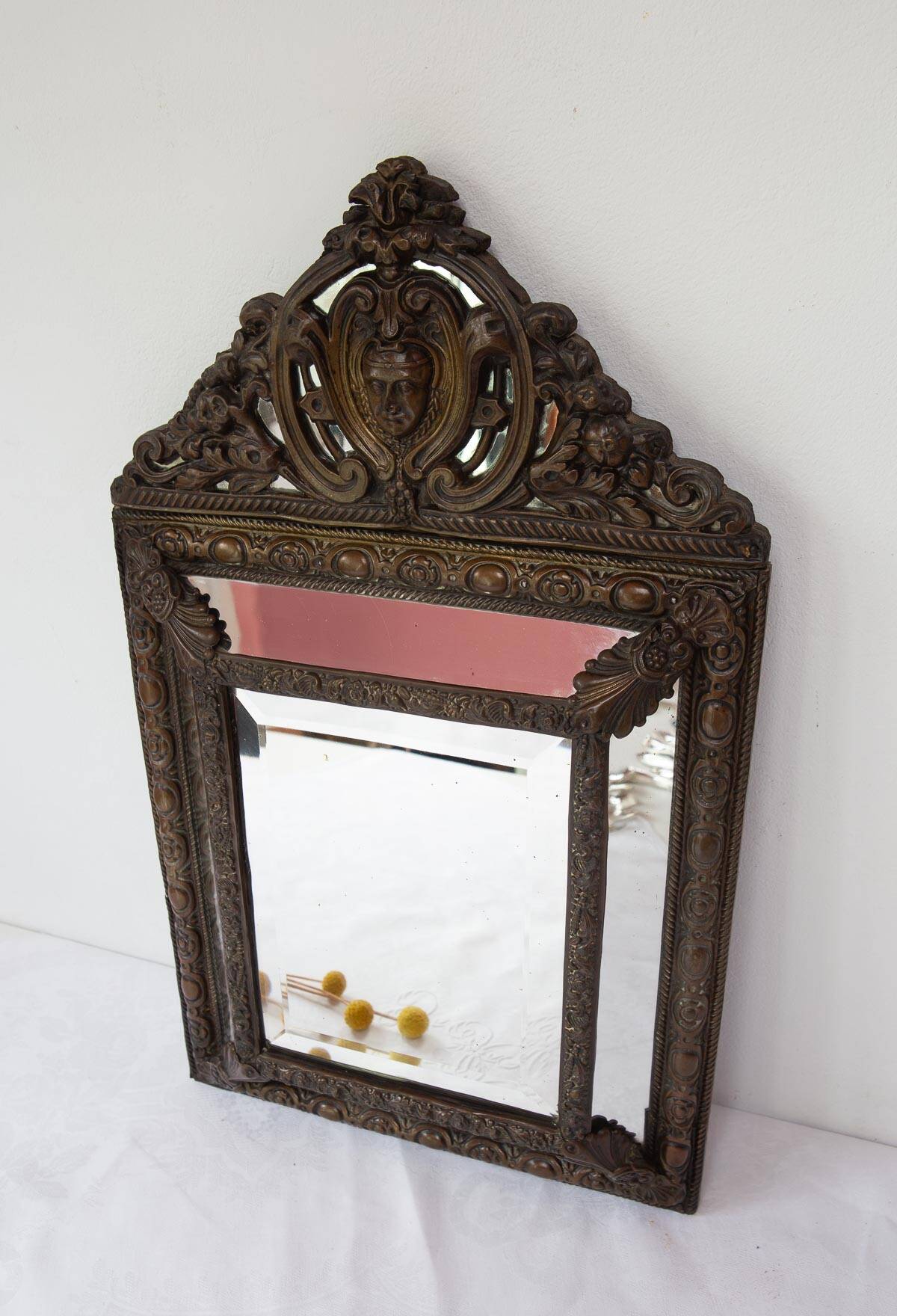 Ancien miroir français en laiton repoussé avec fronton XIXe siècle (56 cm)