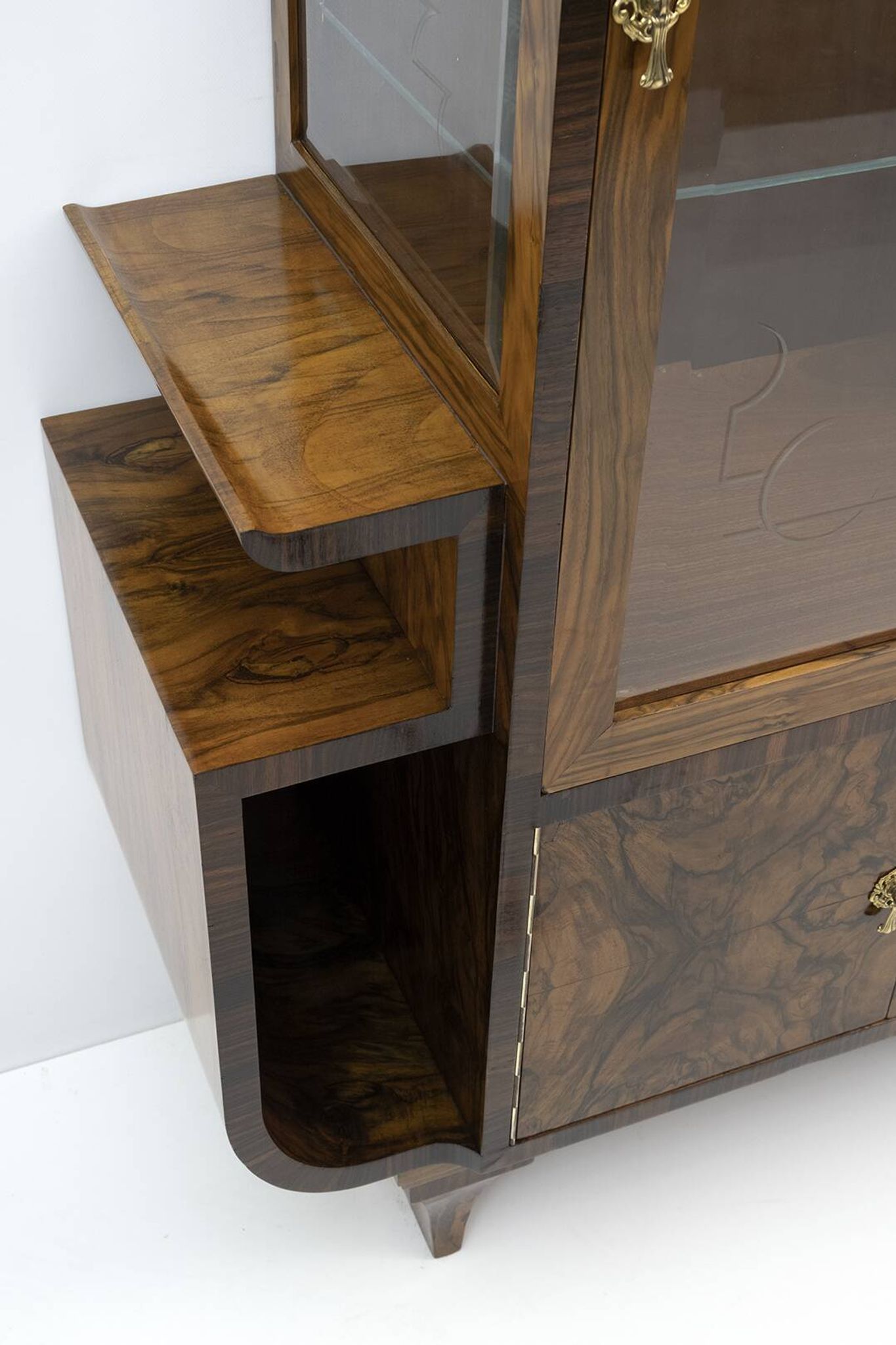 Art Dèco Italian Walnut Vitrines or Bar Display Cabinet, 1925
