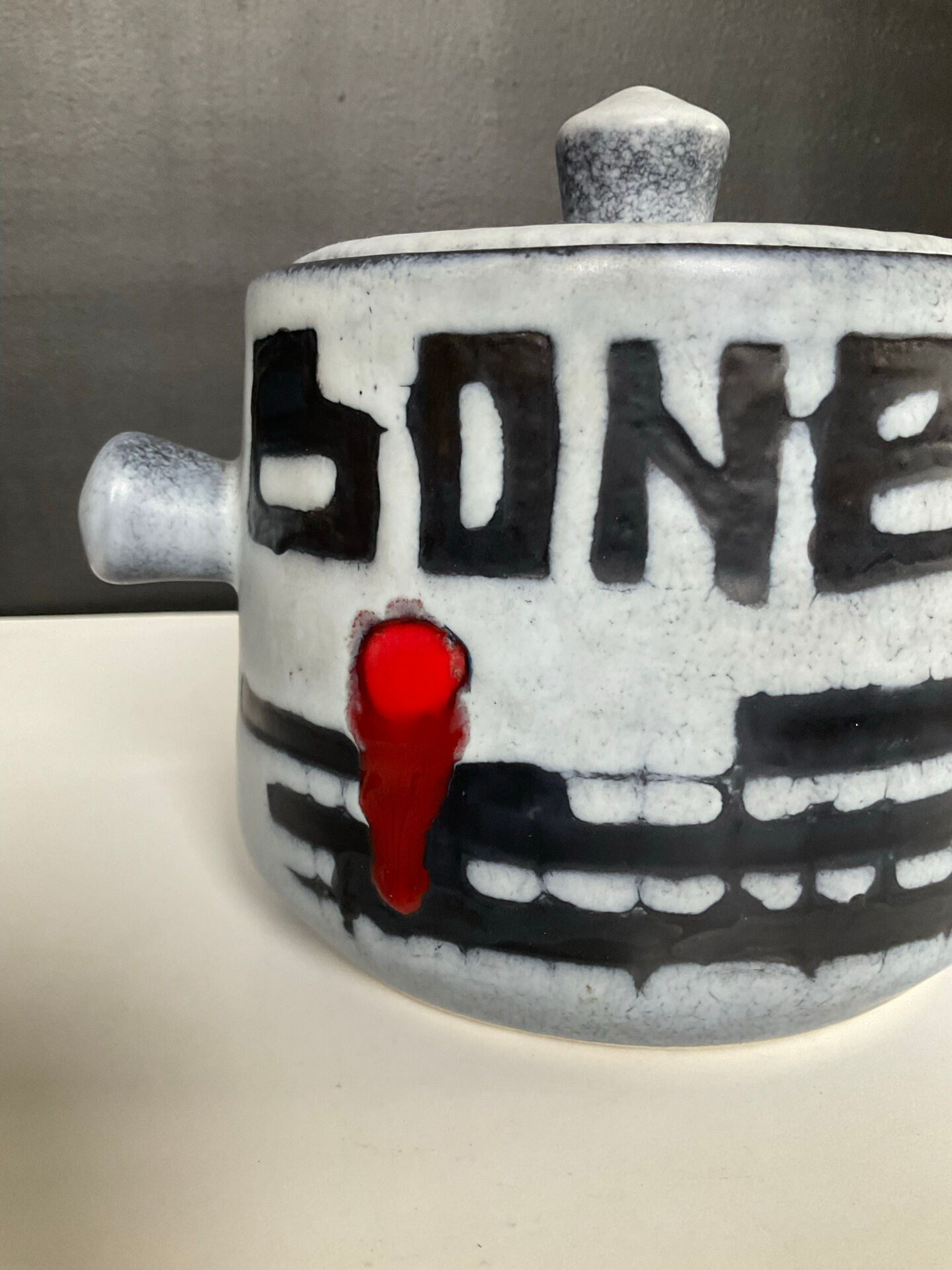 Vintage ceramic bonbonnière from Vallauris, signed.