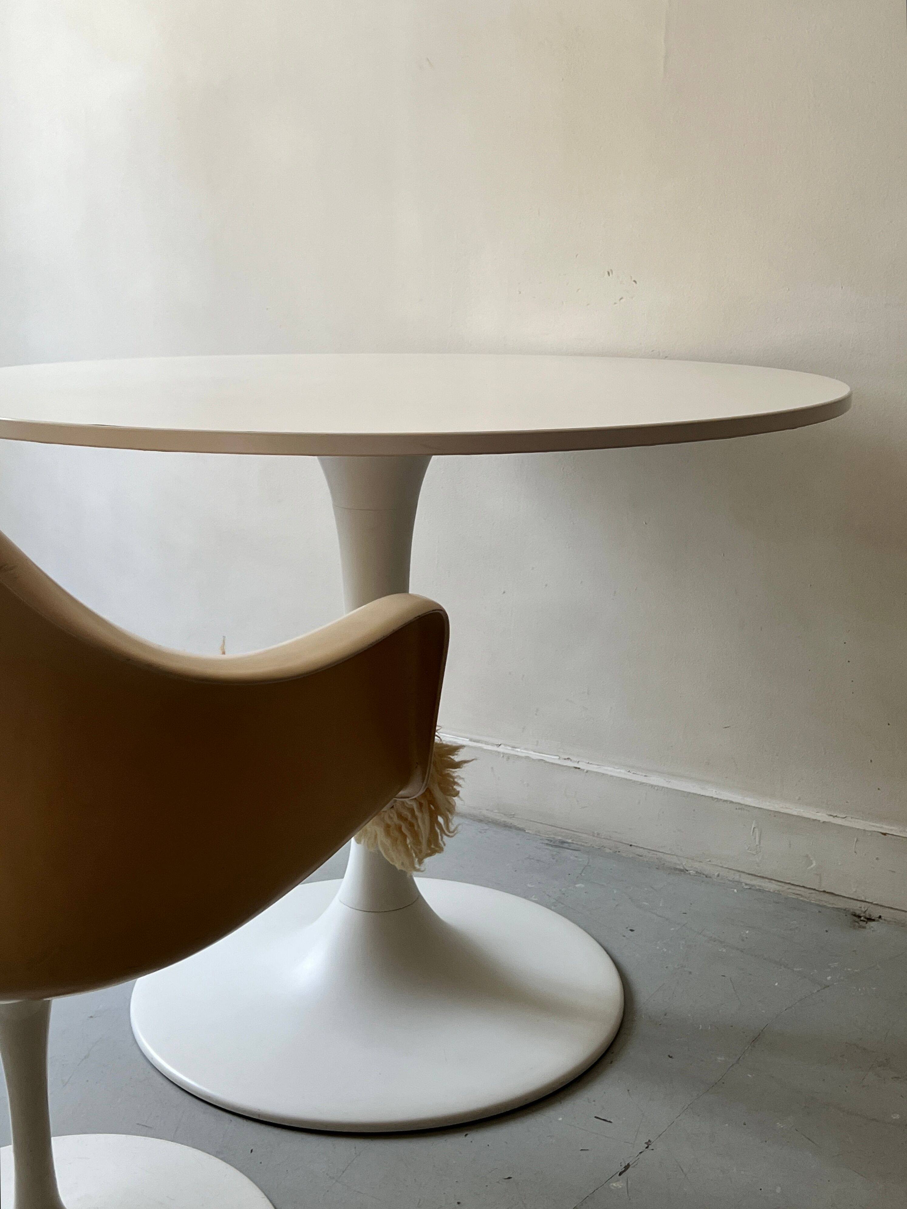 White tulip design round dining table