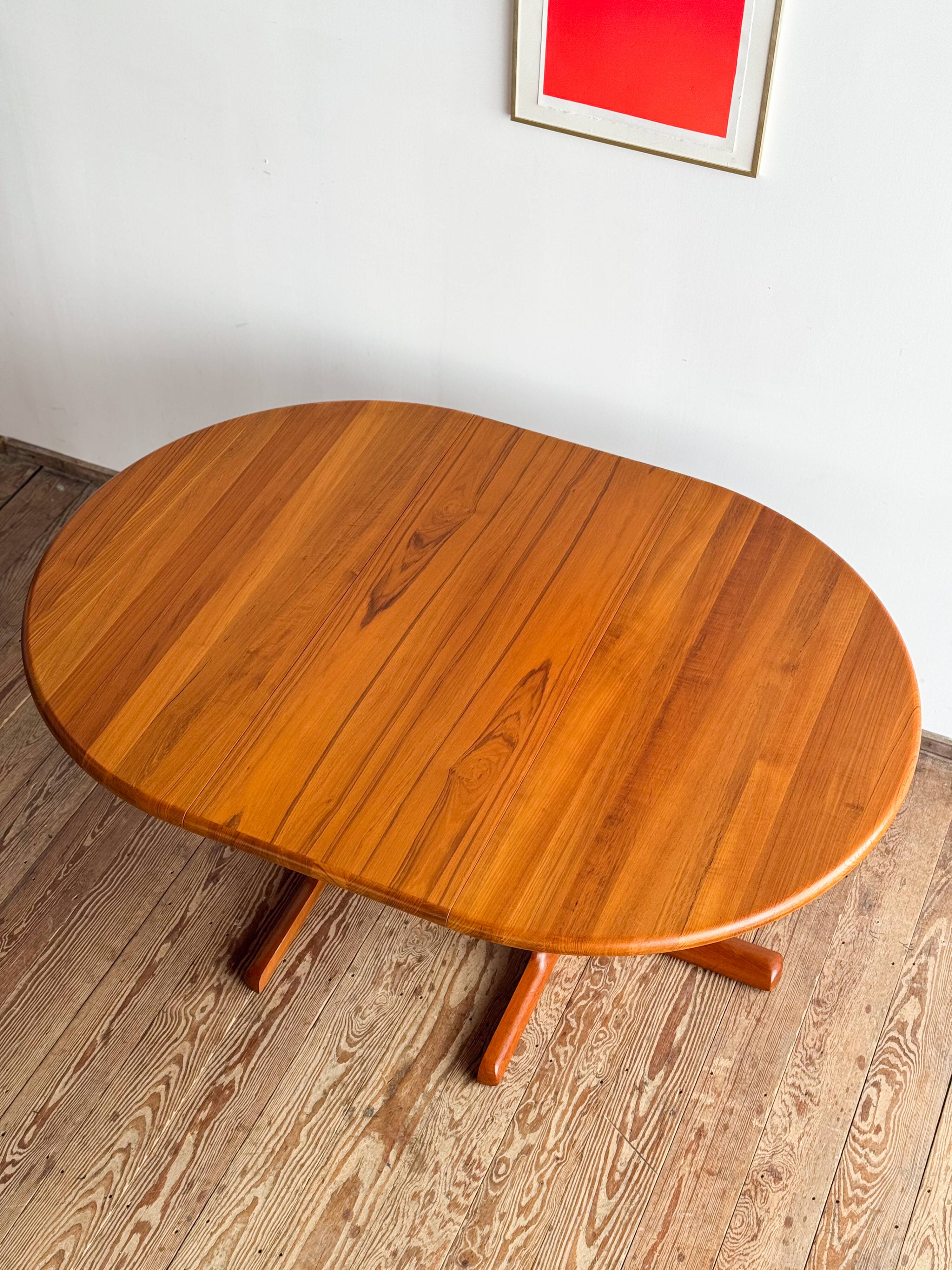 Table ronde extensible en teck de Dyrlund, Danemark