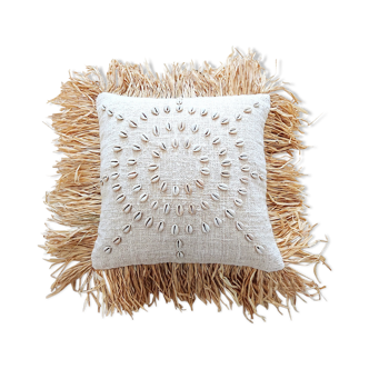 Housse de coussin avec coquillages et frange en raphia