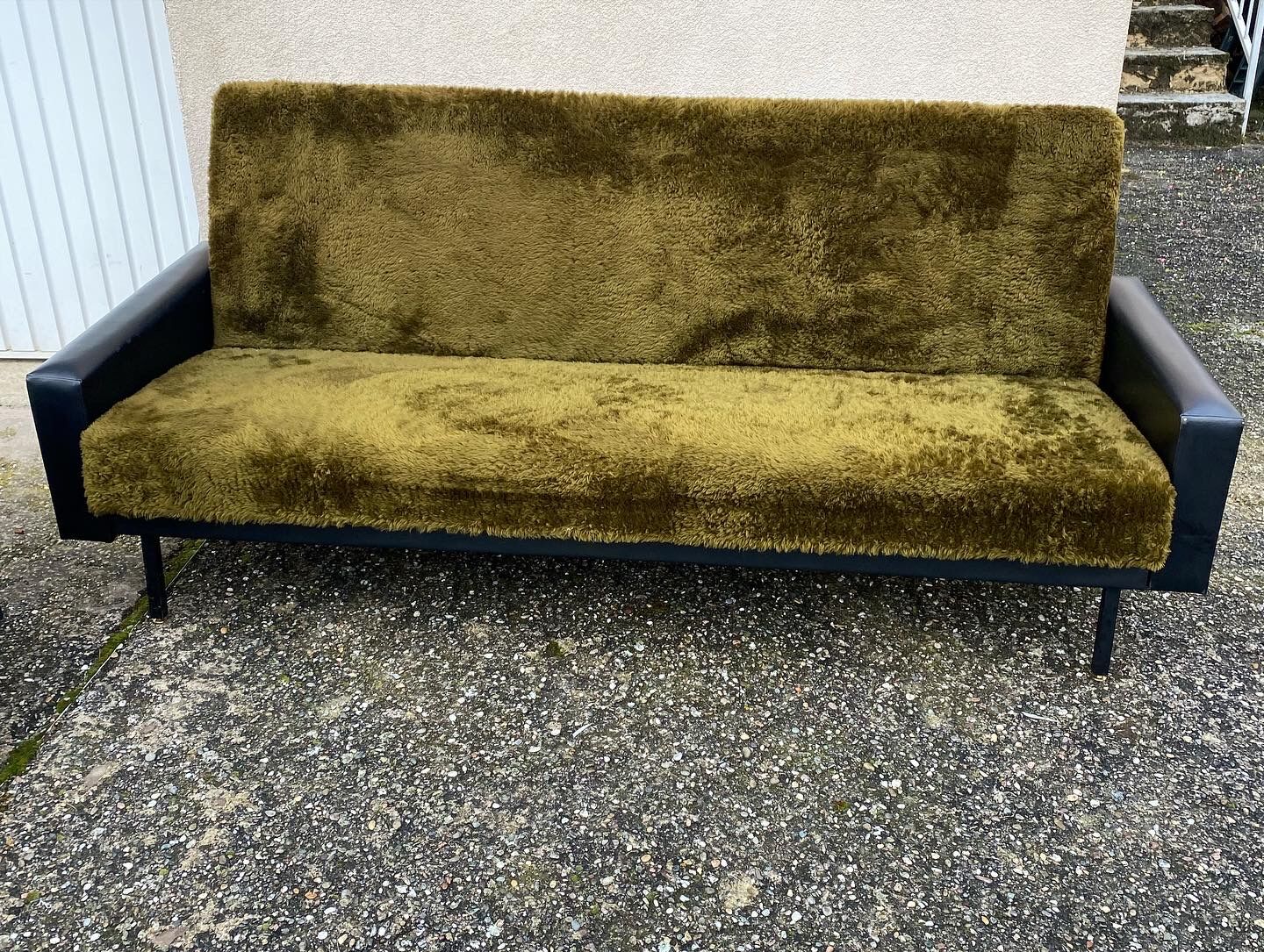 Sofa with are vintage armchair Skaï and moumoute