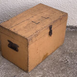 Coffre en bois patine jaune