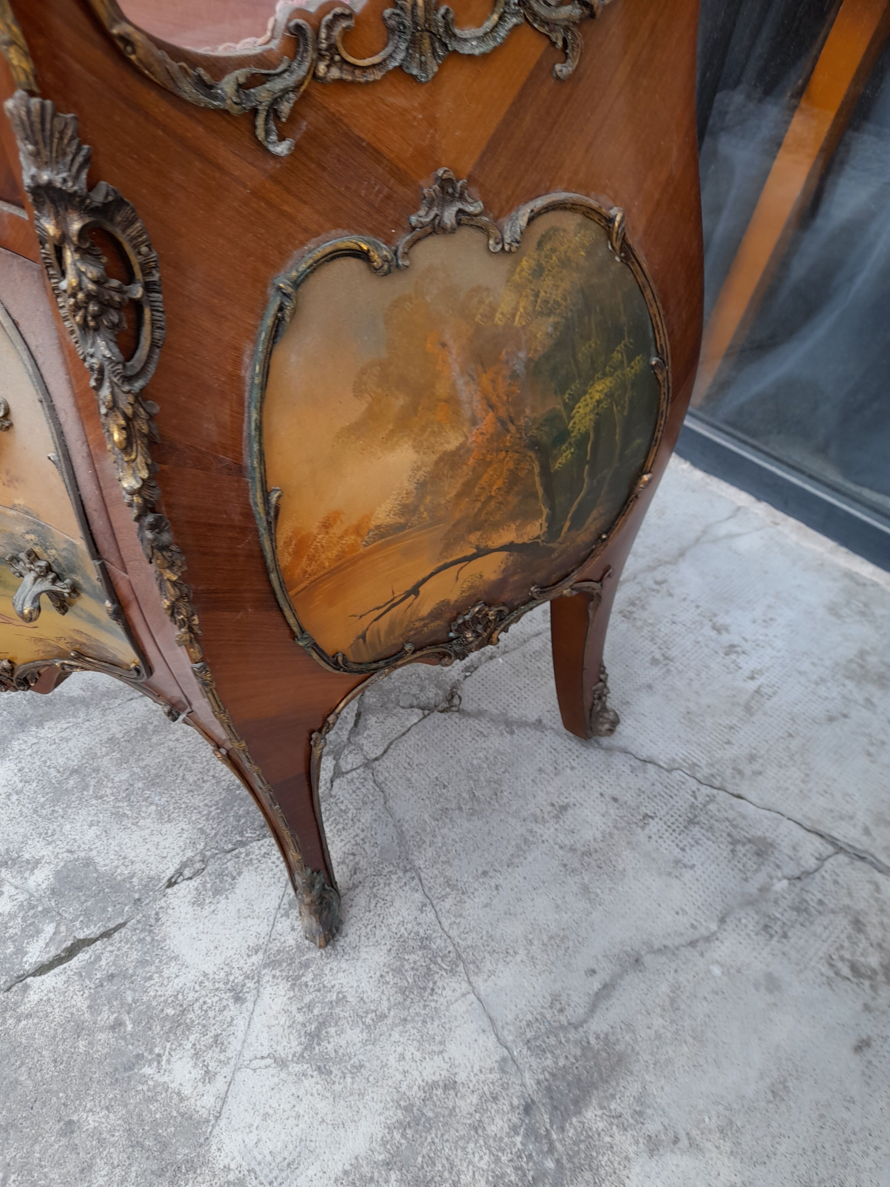 Vitrine Louis XV galbée en marqueterie et vernis Martin