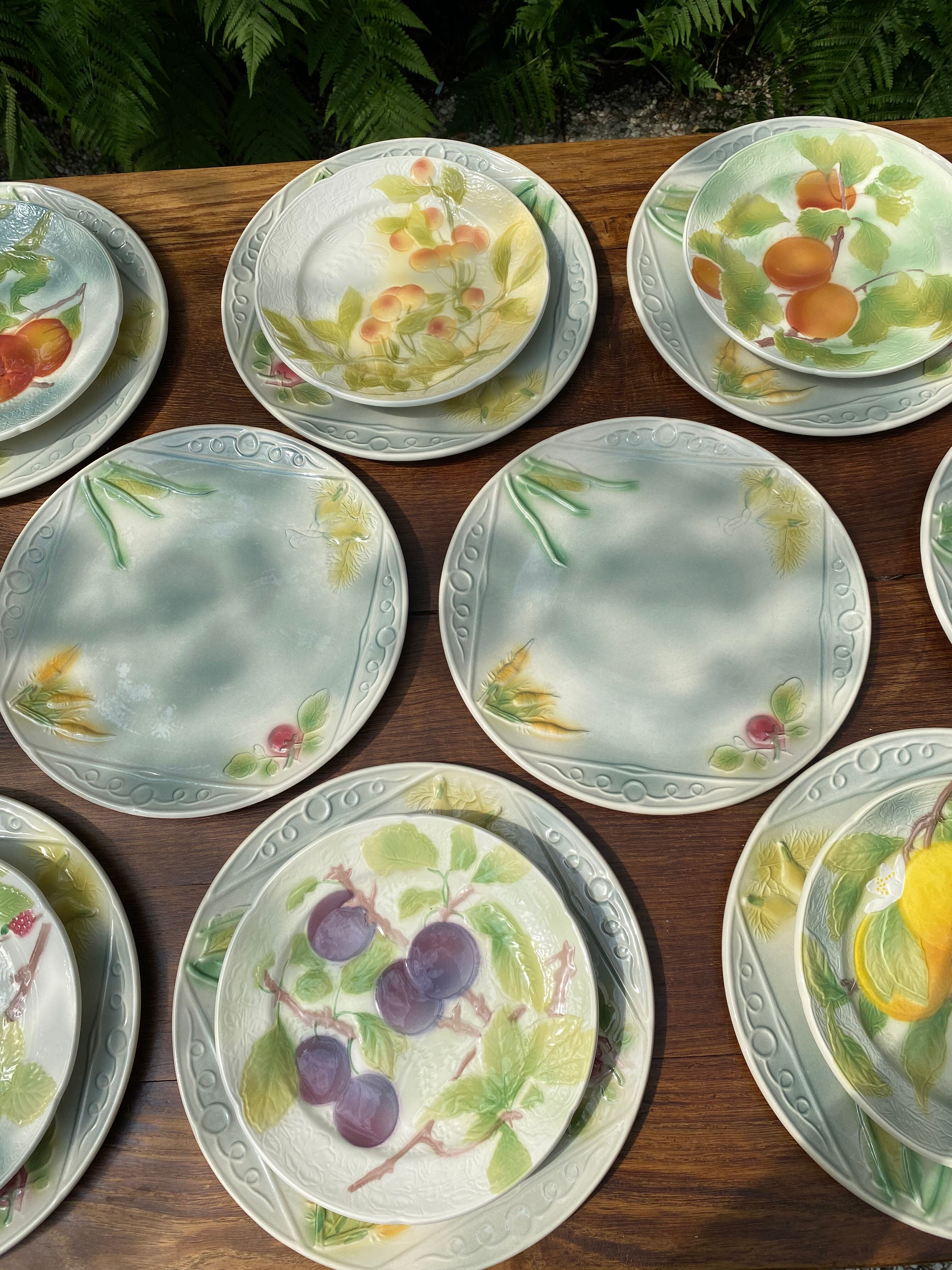 Service 10 plates and 14 sub-plates St Clement