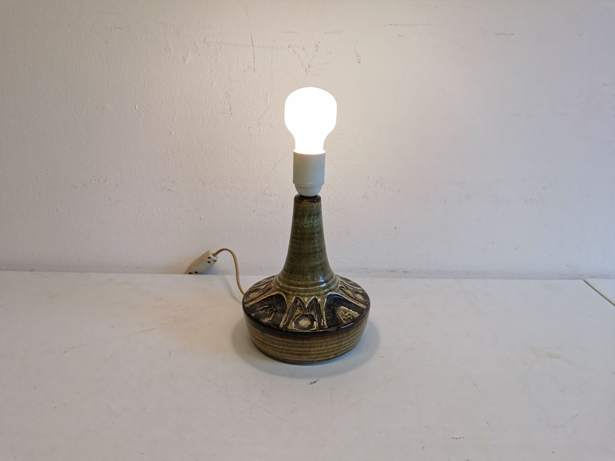 Lampe de table en céramique du danois Søholm dans de belles couleurs beige, vert et or.