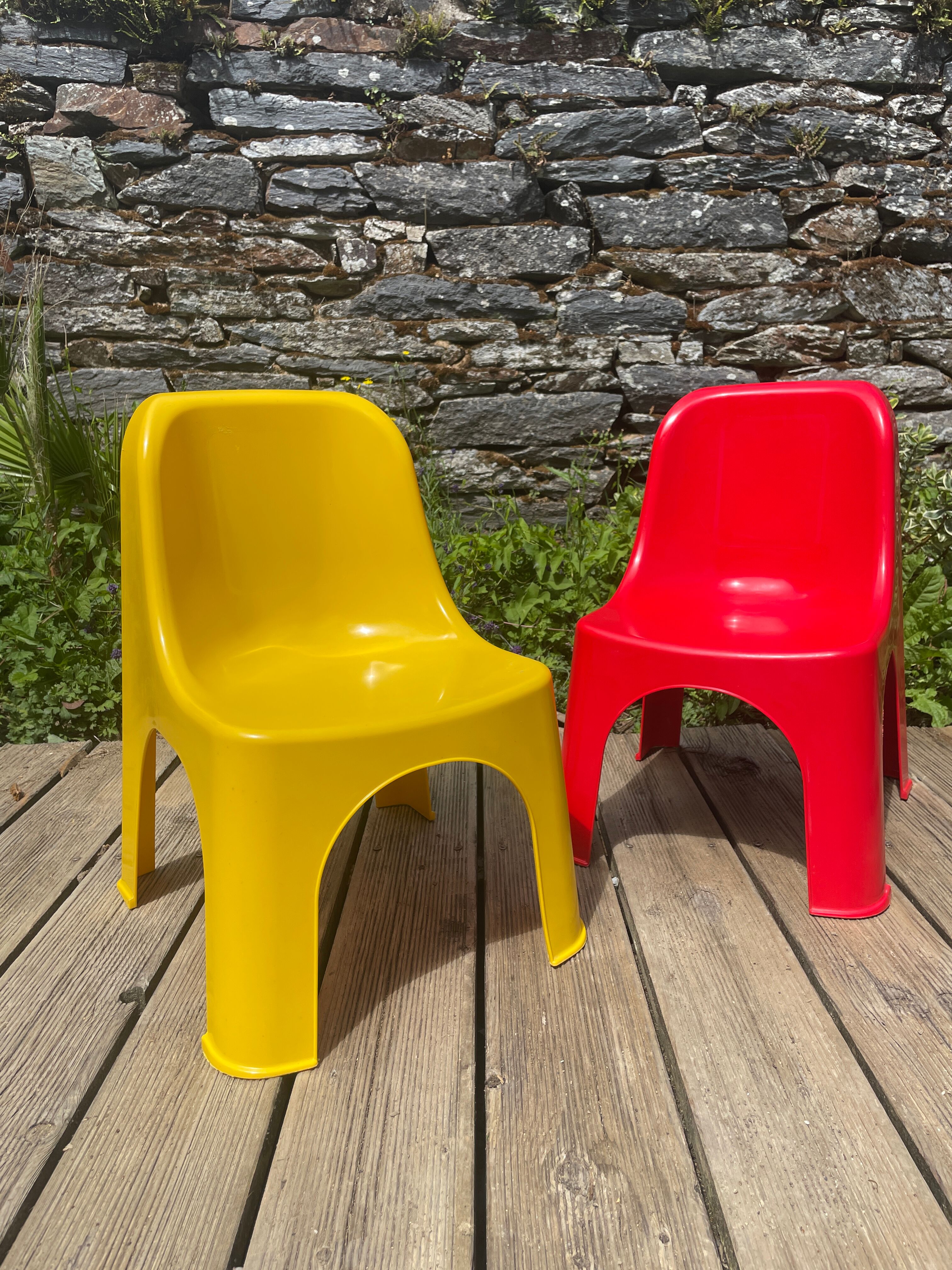 Paire de chaises colorées pour enfants