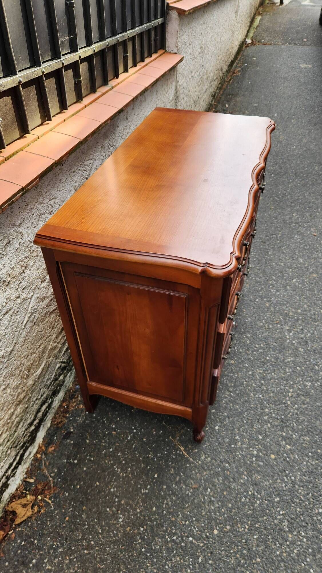 Varnished wooden chest of drawers with 3 drawers