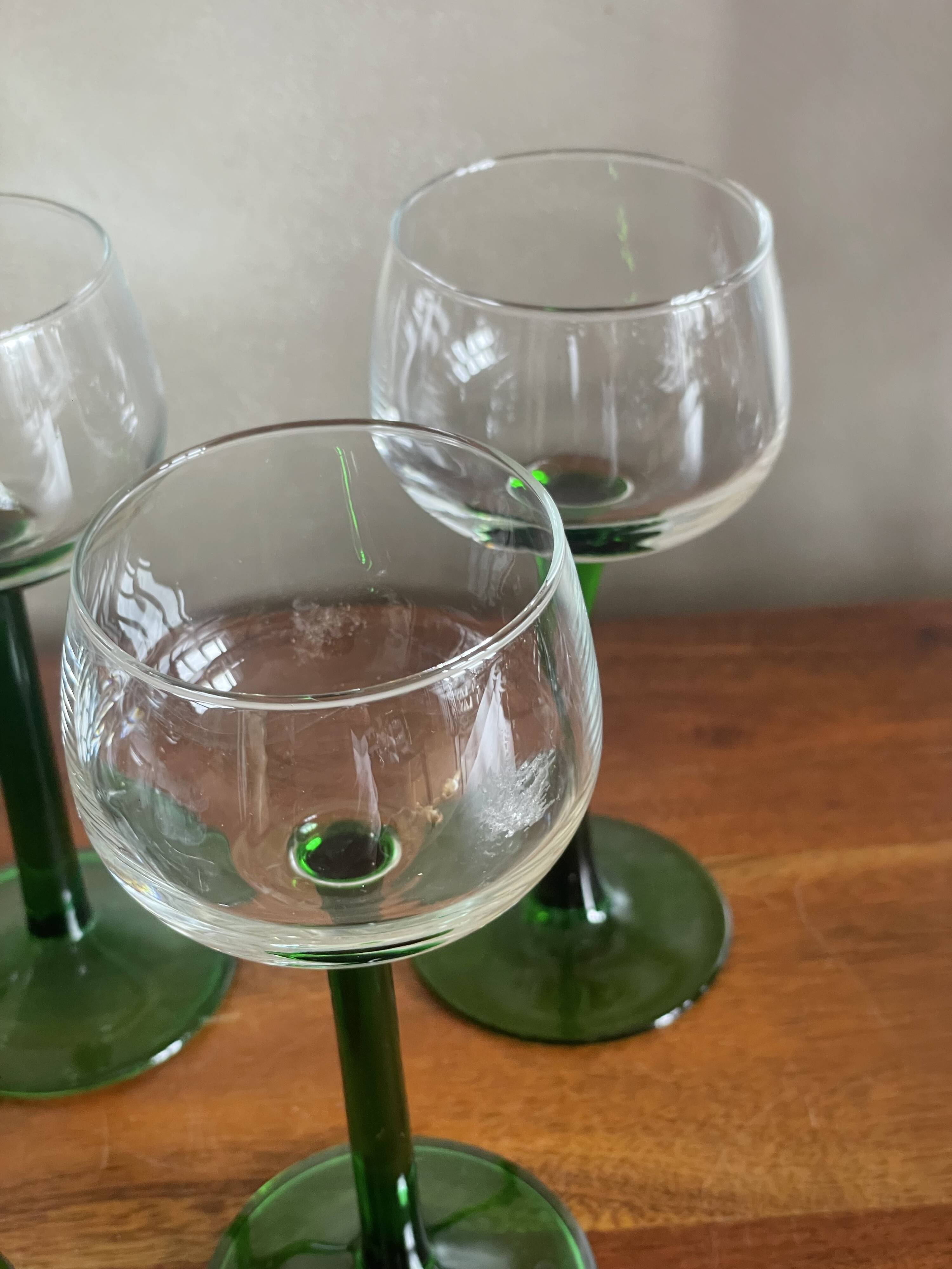 5 white wine glasses