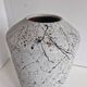 Vase en terre cuite peinte à motif graphique