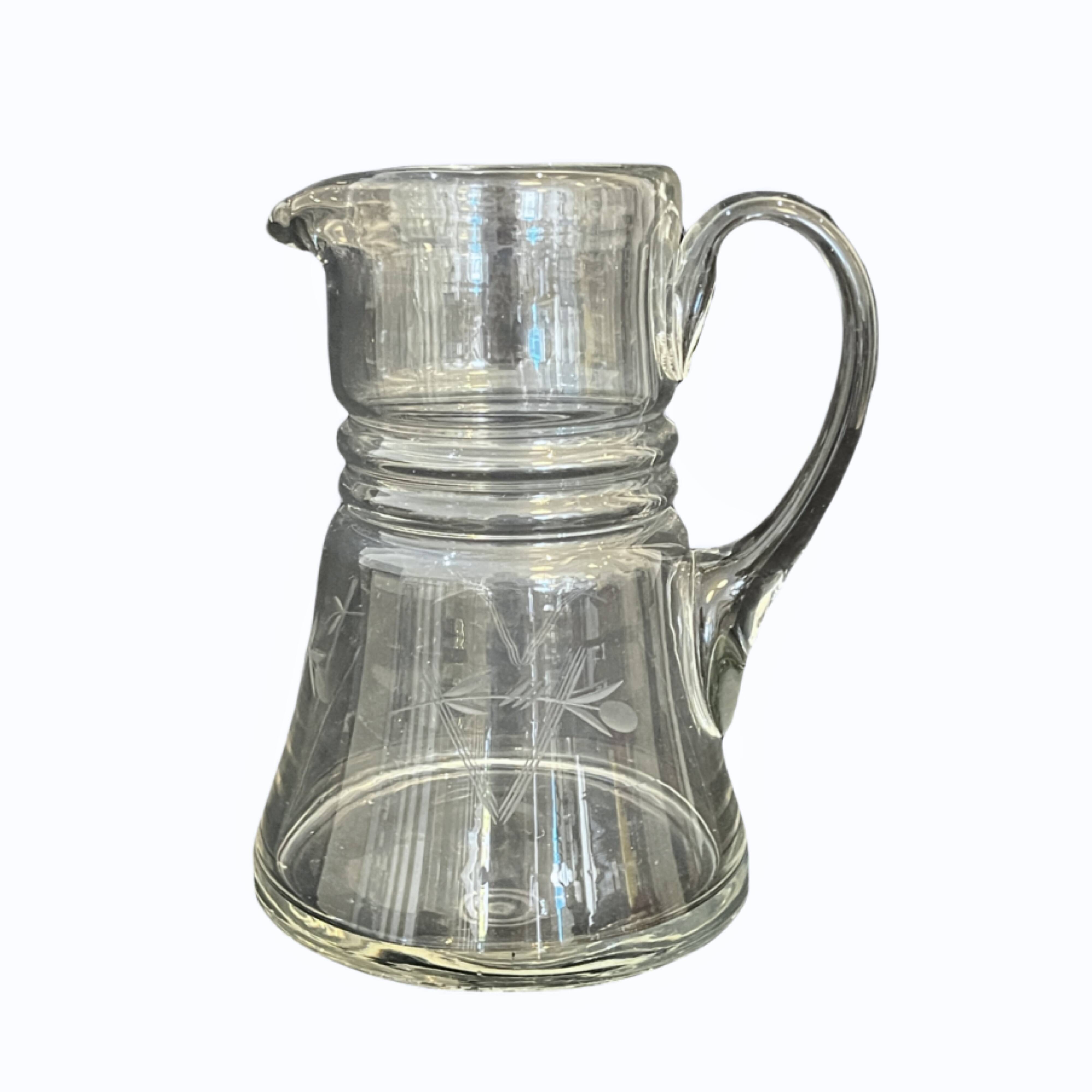 Ancienne carafe  pichet en verre soufflé  décor de feuilles ciselées 1940