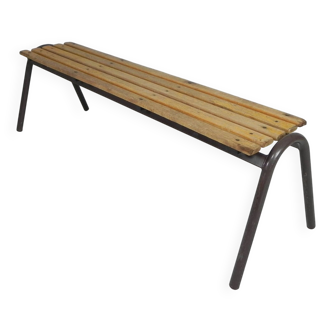 Banc d'école en lattes de bois