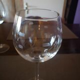 Set of 4 crystal wine glasses, engraved geometric patterns