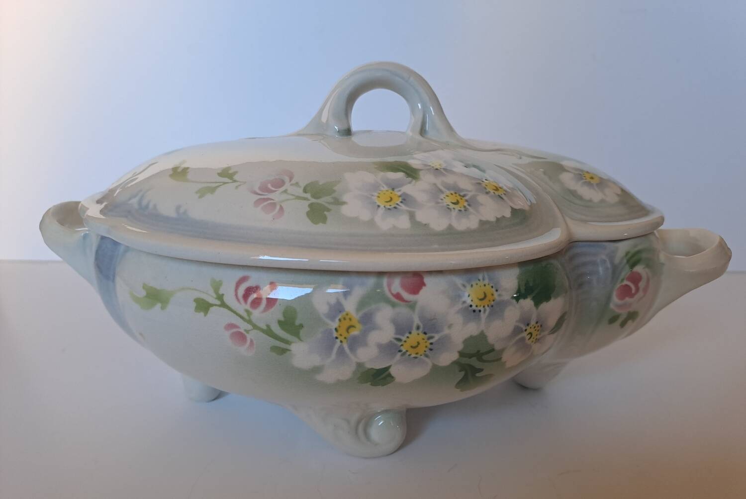 Keller and Guérin Lunéville soup tureen, Pommier model.