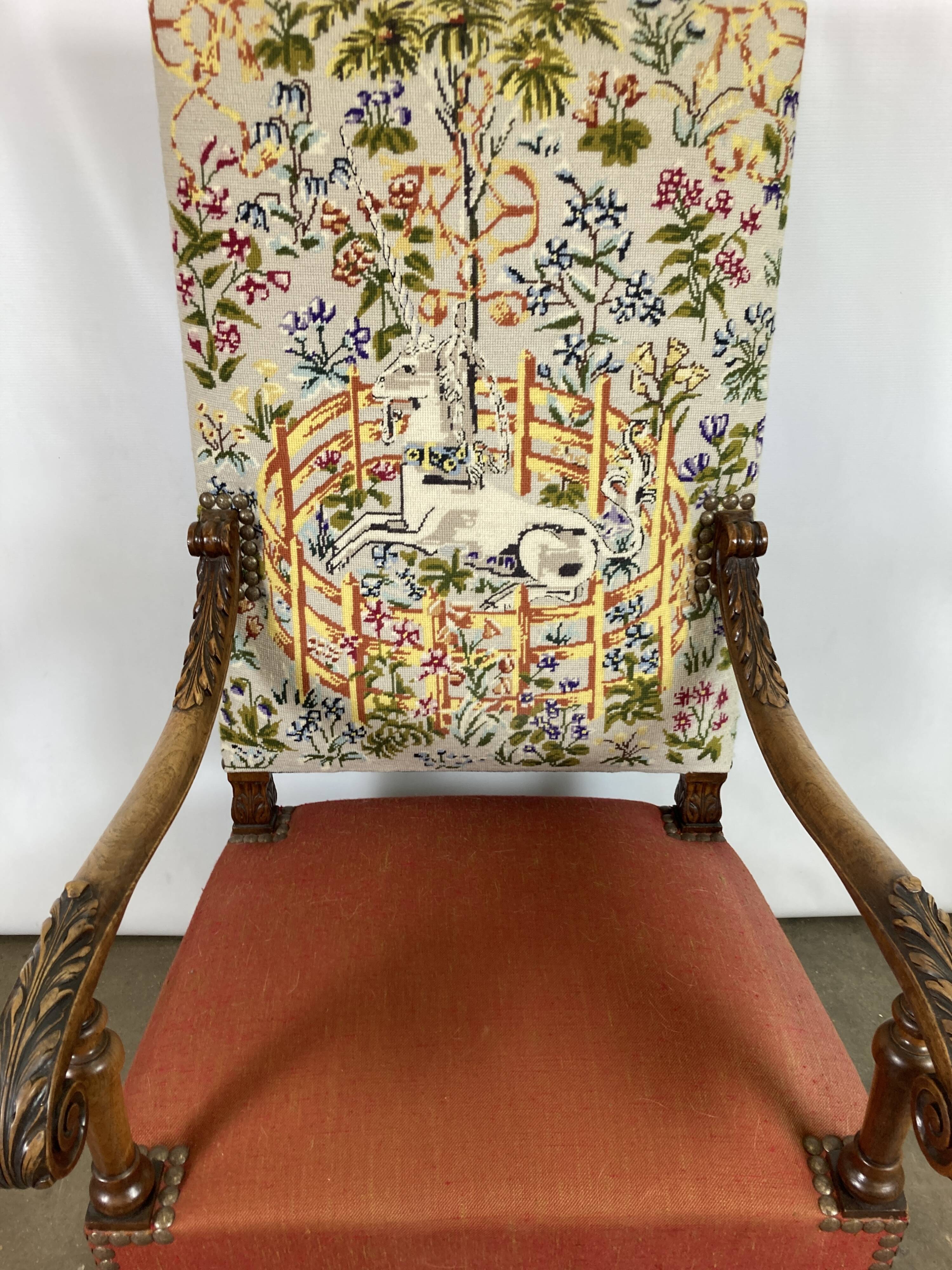 Ancien fauteuil de style bois et tissu décor licorne