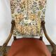 Ancien fauteuil de style bois et tissu décor licorne