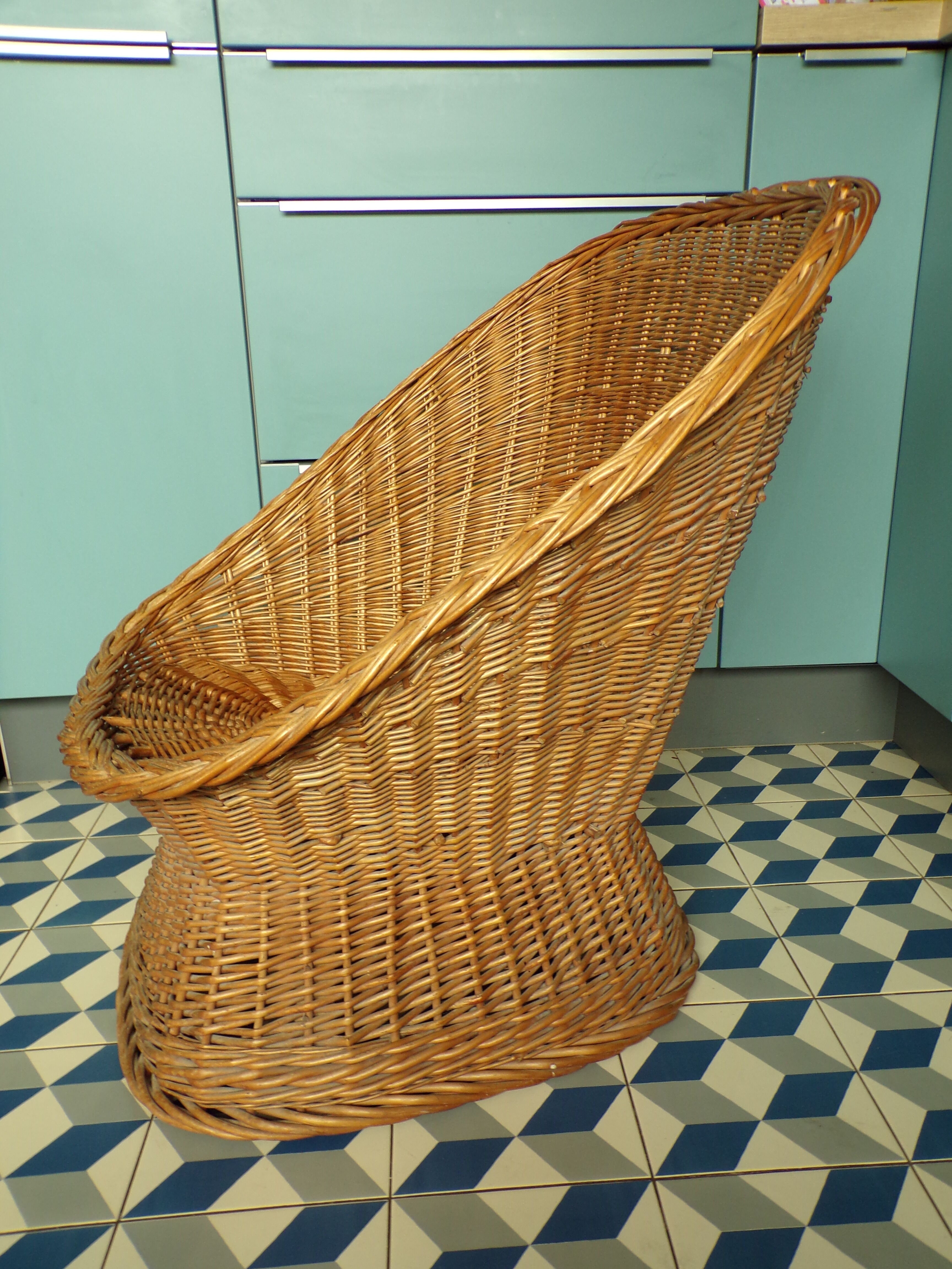 Vintage rattan basket warmer