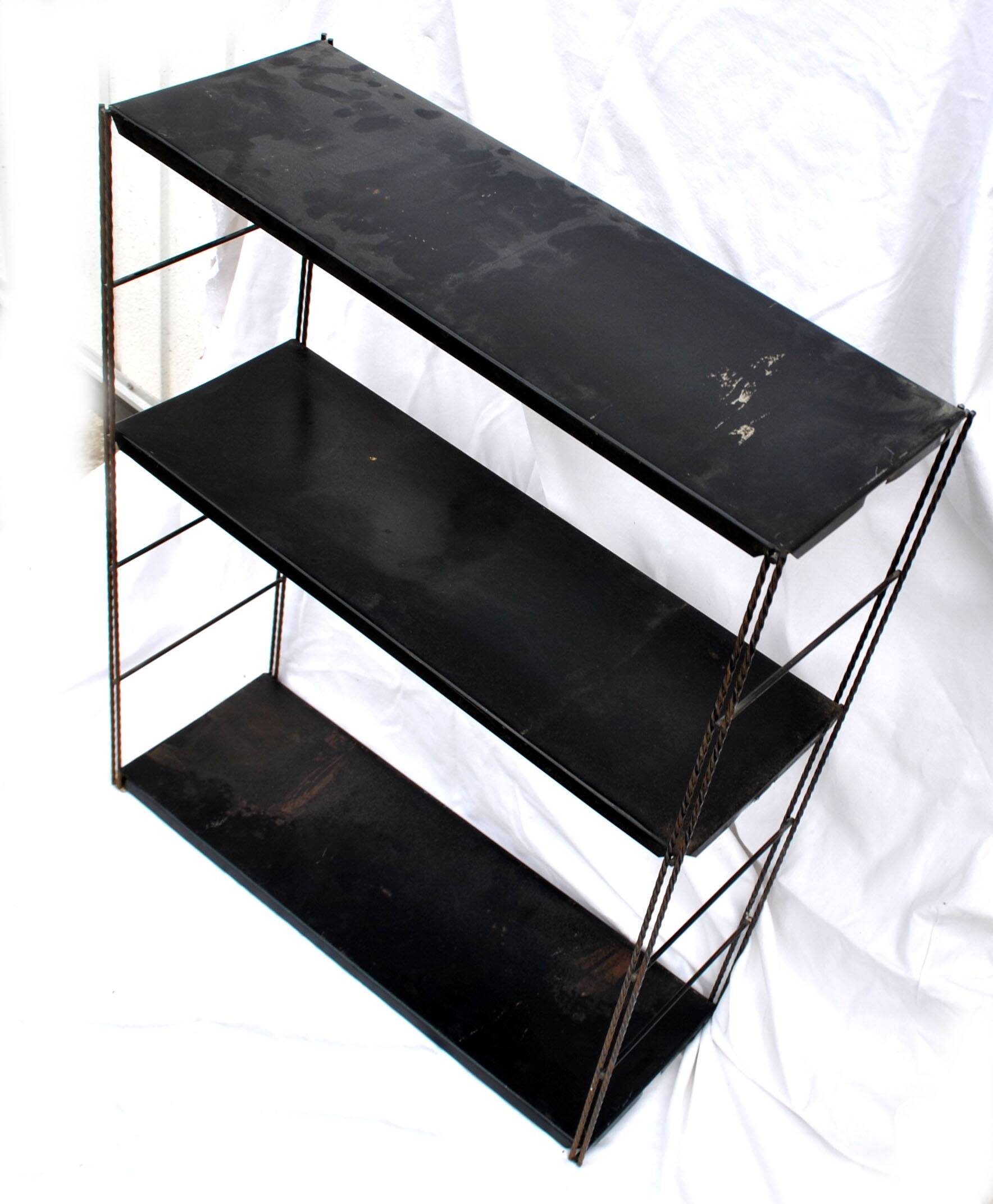 Etagère string moderniste modulable en fer forgé et tôle noir, 1950-1960