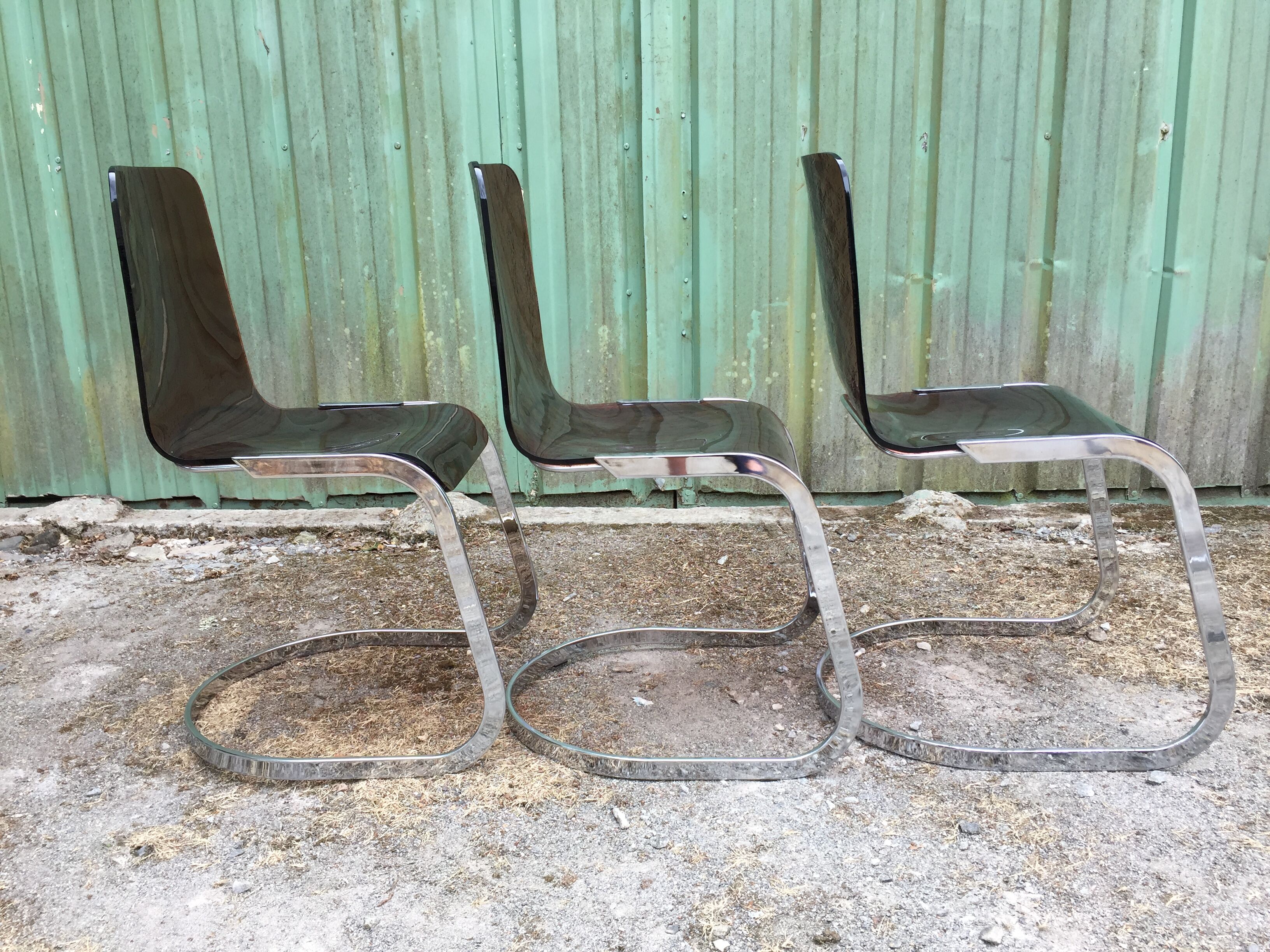 Chairs in plexiglas with chrome metal base
