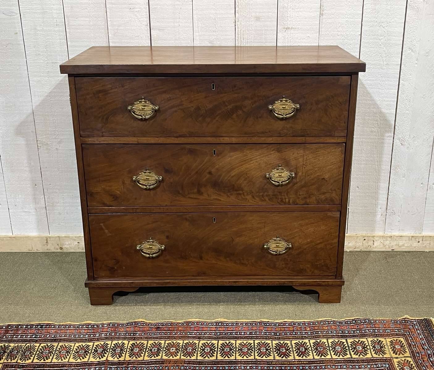 English commode with 3 drawers from the 19th century in mahogany.