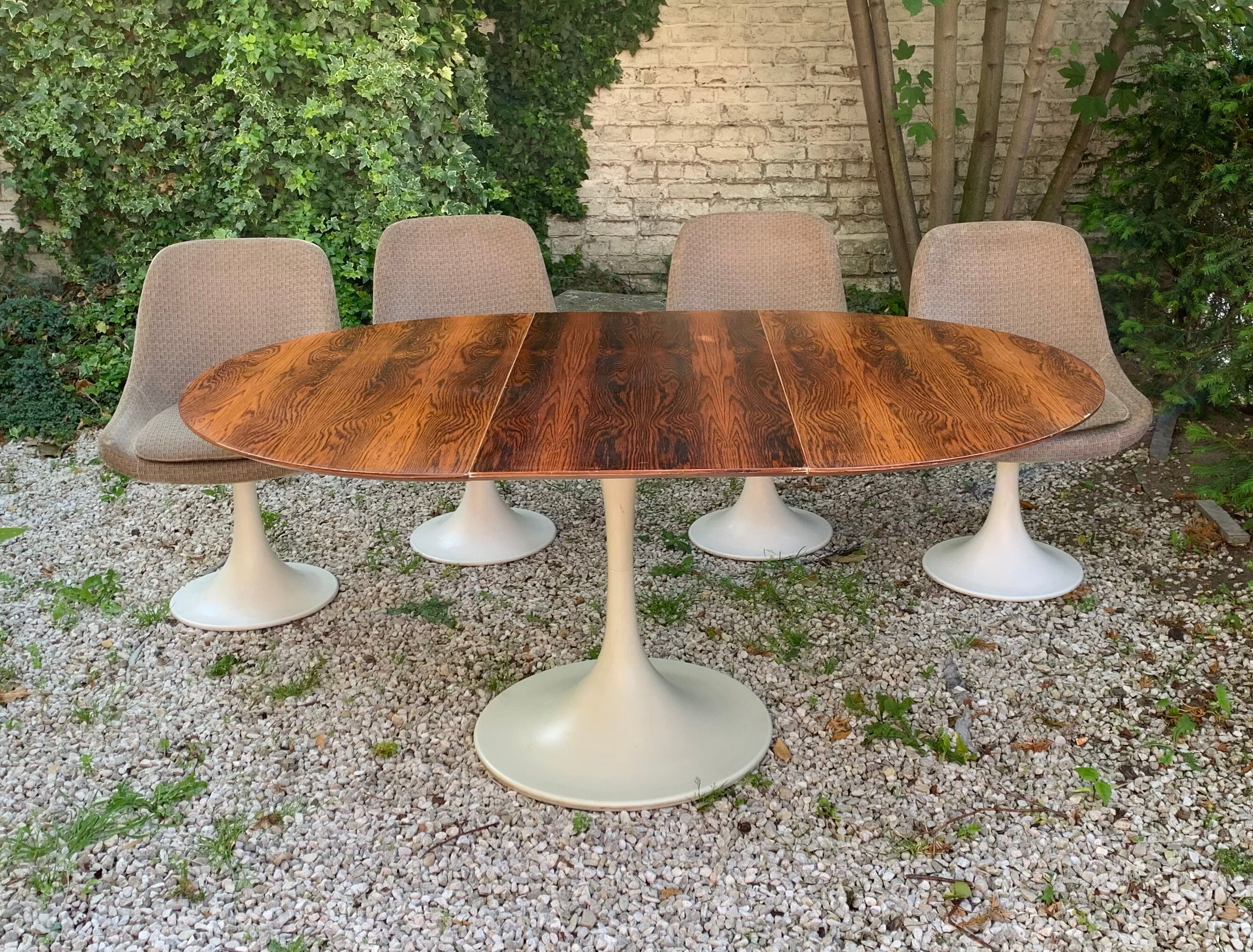 Table 70 and 4 tulip chair