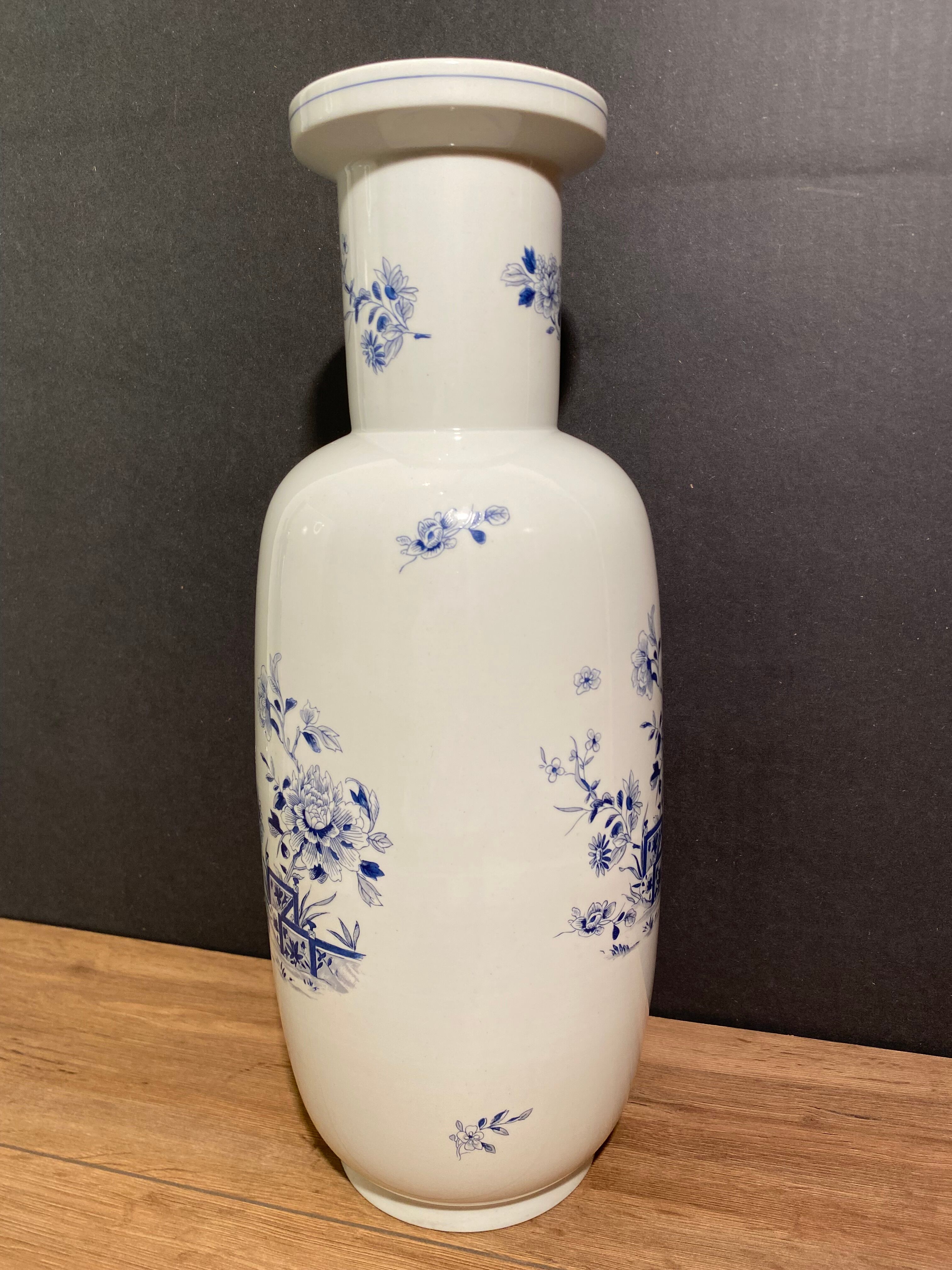 Large vase with Far Eastern porcelain decoration from Portugal Vista Alegre