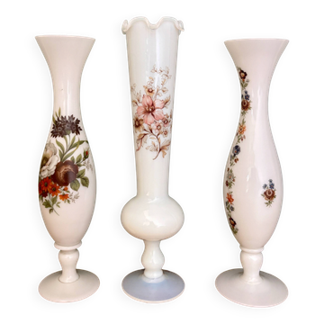 Set of 3 vintage vases/soliflores in white opaline with floral decorations.