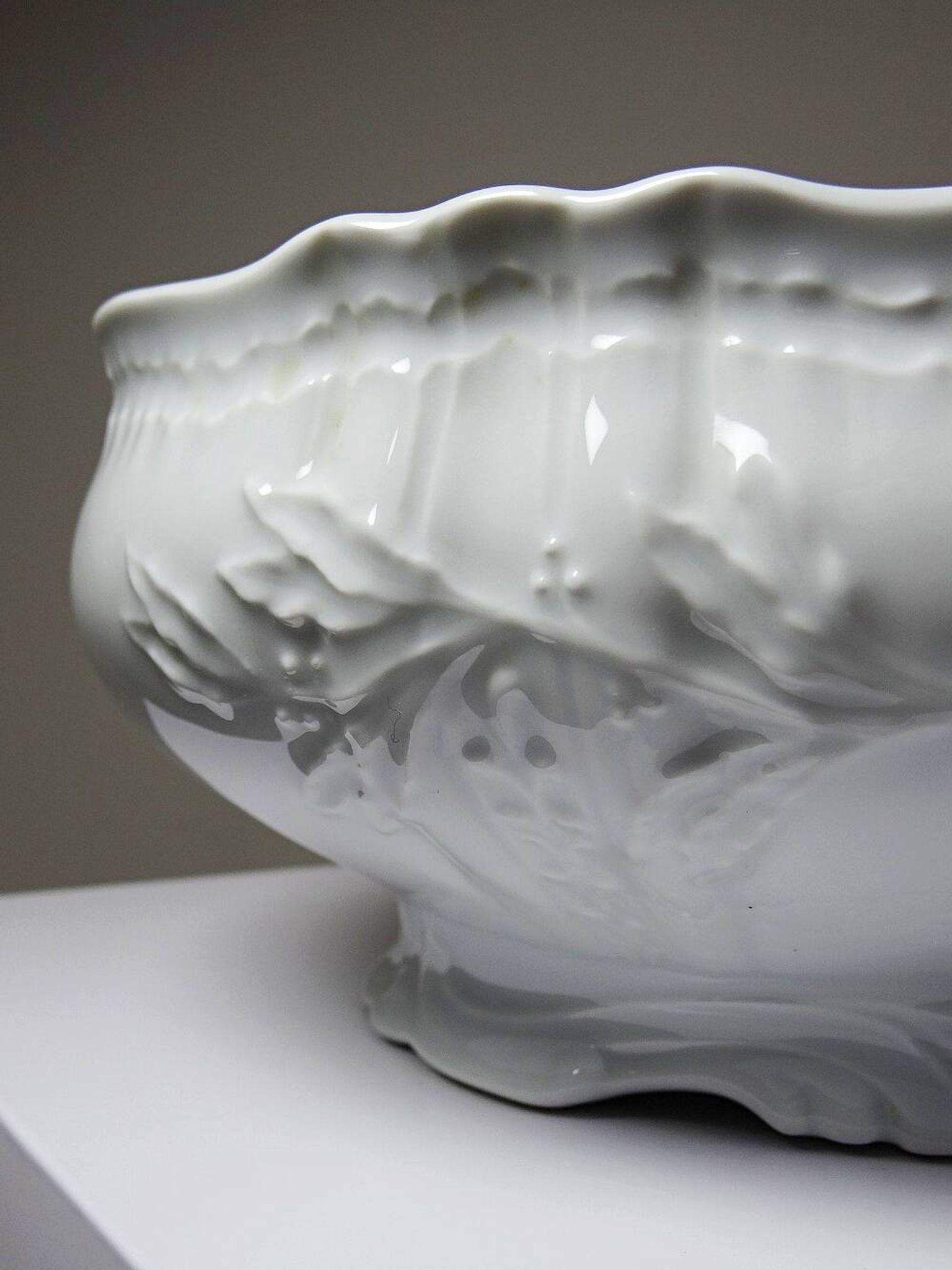 Grand saladier vintage Bernardaud attribué, modèle Louvre, porcelaine de Limoges