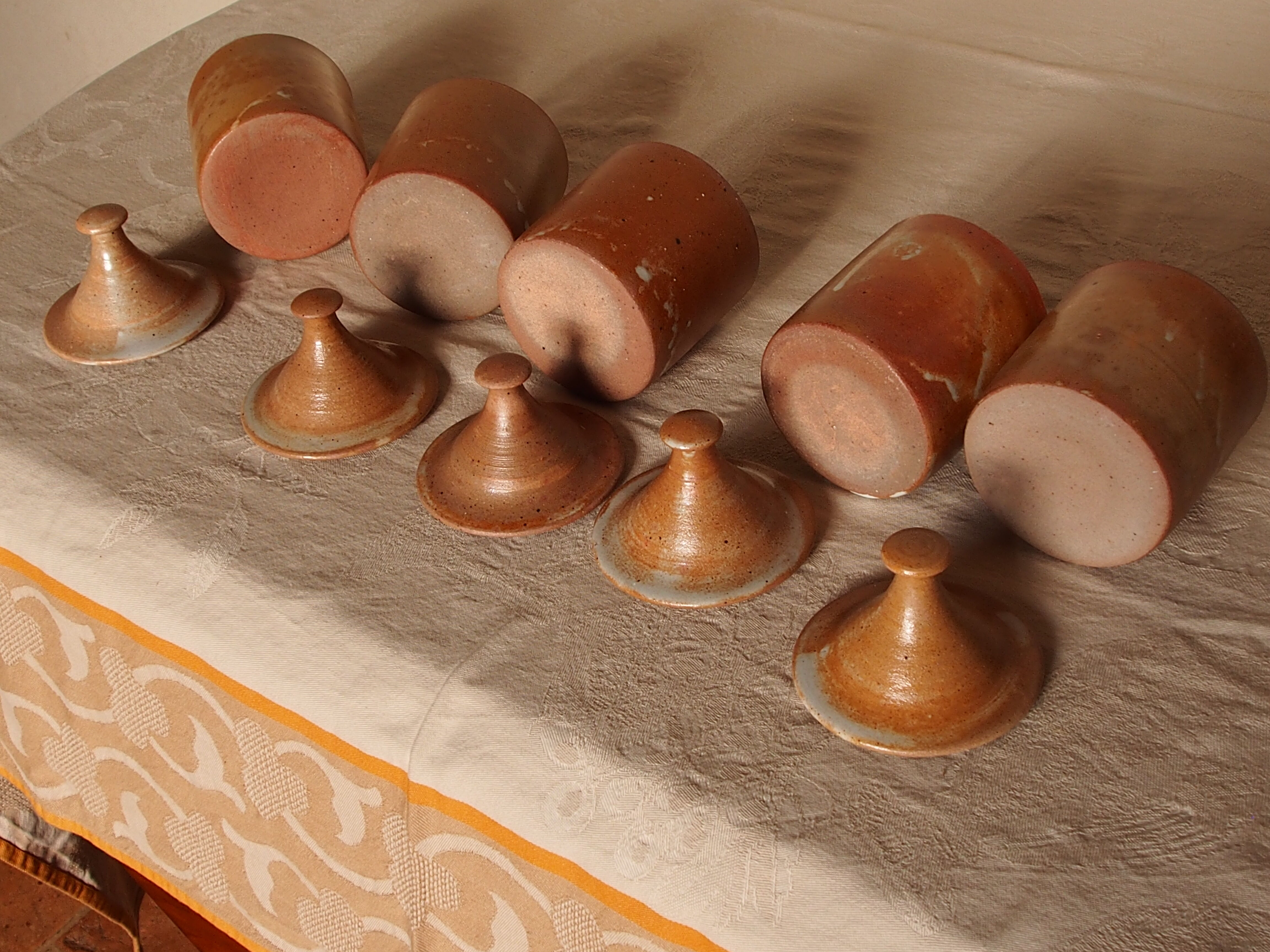 Set of 5 pots with its lid, in vintage stoneware
