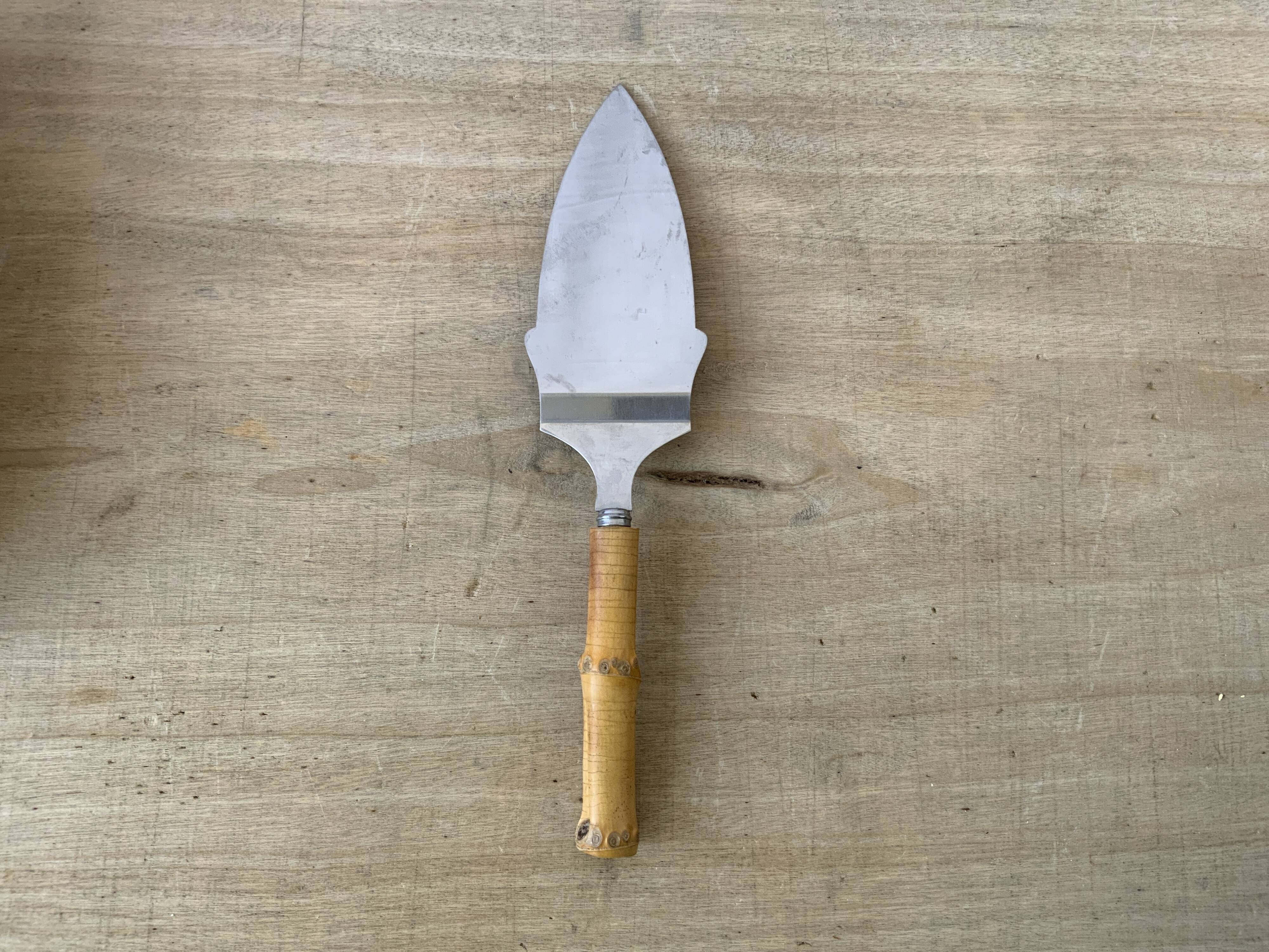 Bamboo handle pie shovel