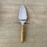 Bamboo handle pie shovel