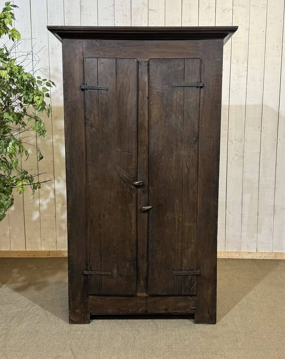 Entrance furniture, Breton wardrobe in oak and chestnut from the 19th century.