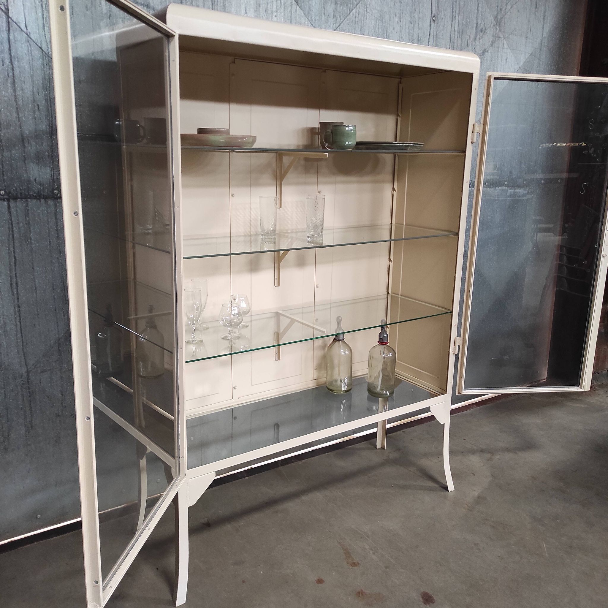 Armoire de médecin double vintage | Armoire à pharmacie blanche sur pieds élégants