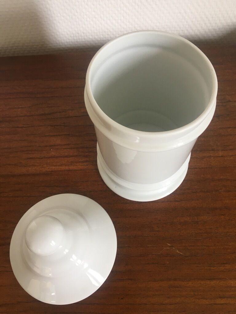 Porcelain apothecary pot