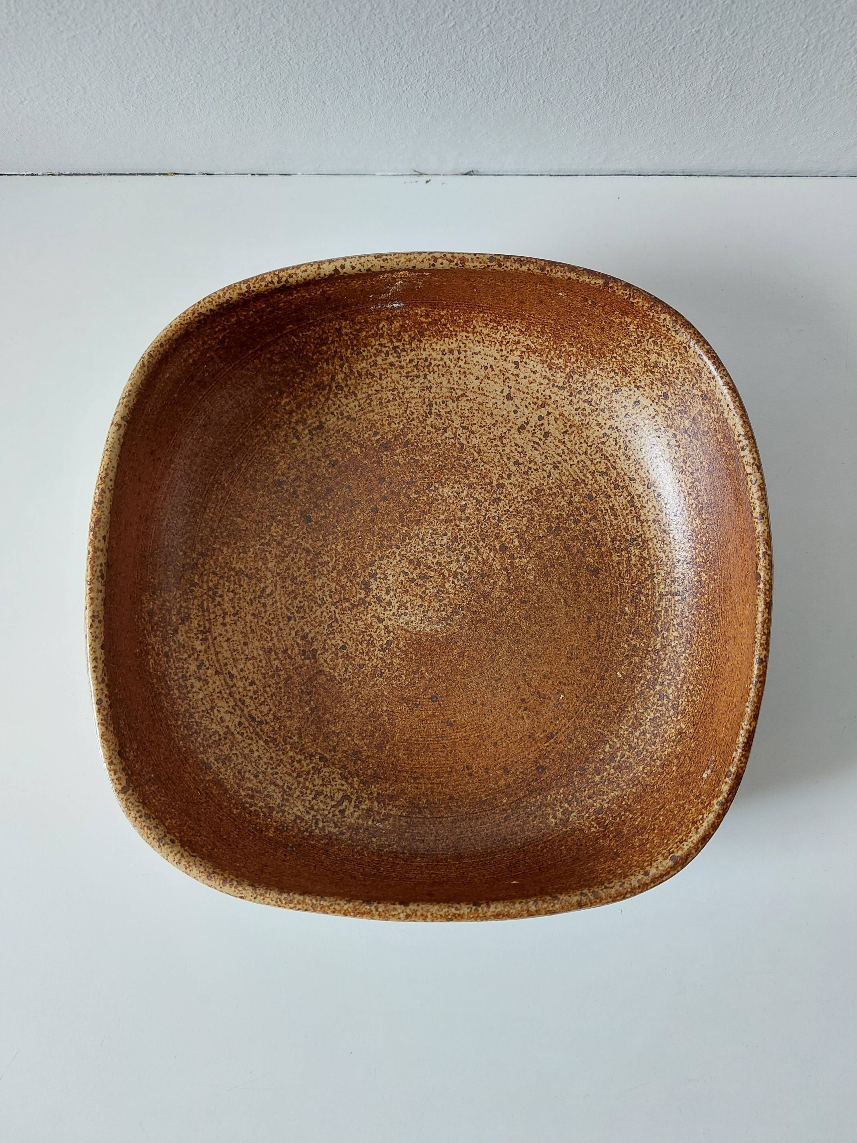 Square plate in vintage sandstone