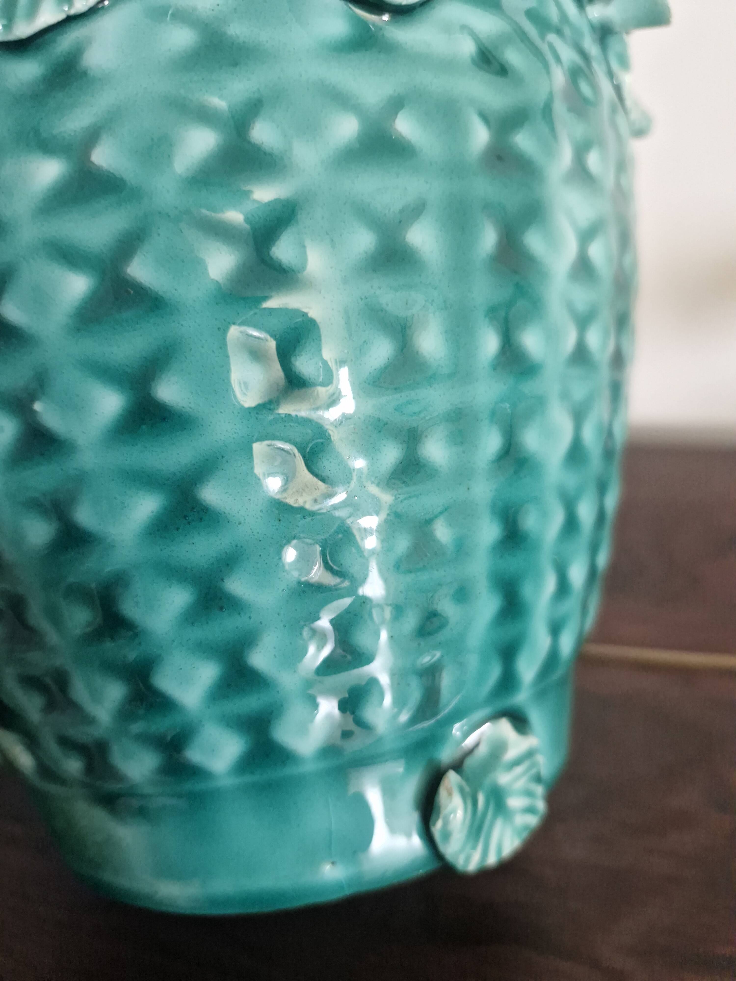 Vase ancien en barbotine bleu turquoise