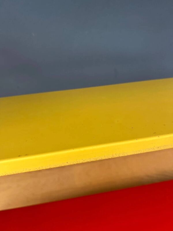 Étagère murale modulaire Tomado en métal bleu, jaune et rouge