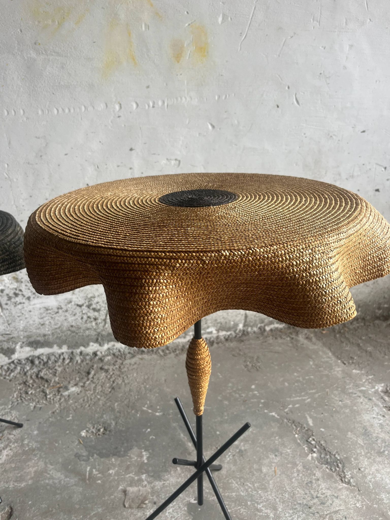 Lot de 2 tables d’appoint vintage italiennes en raphia
